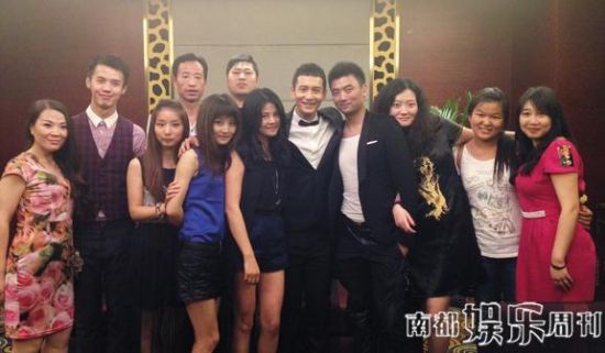 黄晓明工作室成员参加完粉丝见面会合影。