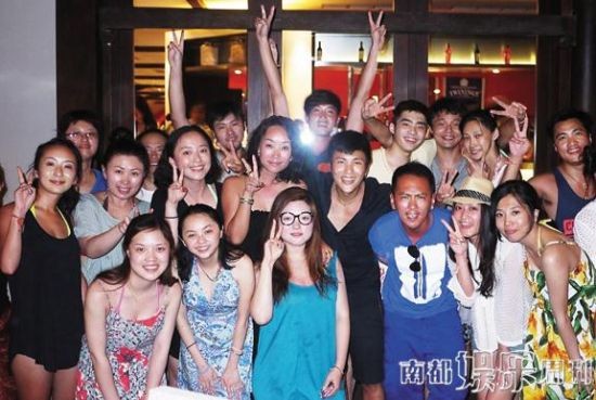 陈坤2013年与员工及员工家属在一起。