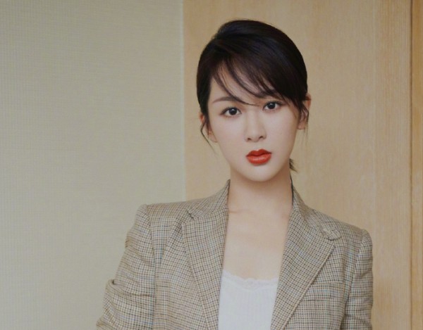 经纪人颜值太高,杨紫张天爱压力大!粉丝:她们可以出道了