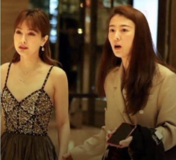 经纪人颜值太高,杨紫张天爱压力大!粉丝:她们可以出道了