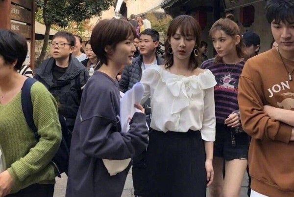 经纪人颜值太高,杨紫张天爱压力大!粉丝:她们可以出道了