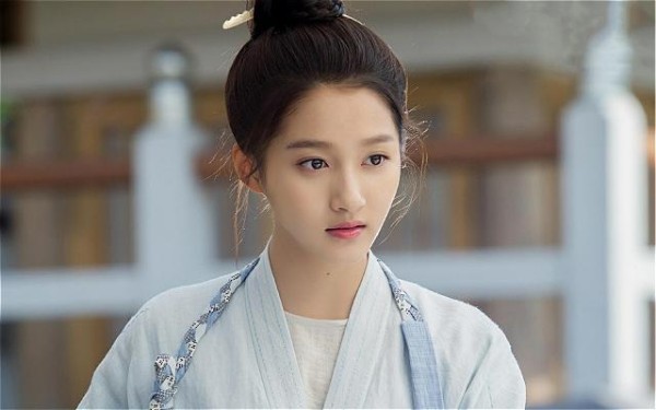 “国民闺女”关晓彤来头这么大：背景深厚，原来除了鹿晗还有他们