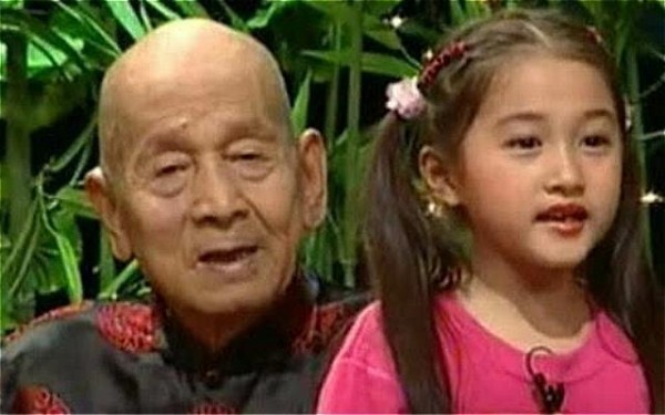 “国民闺女”关晓彤来头这么大：背景深厚，原来除了鹿晗还有他们