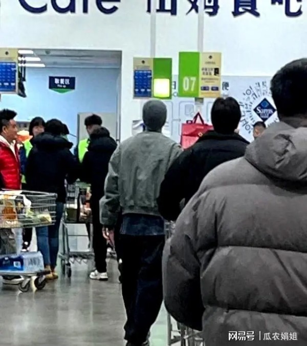 宋威龙逛山姆被偶遇。包裹严实仍被认出，买的吐司也被扒了同款