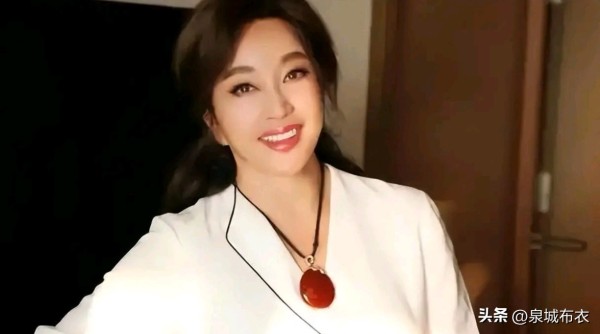 泉城布衣：说到刘晓庆，就想起来电影小花，那是我们那个年代，看了一遍又一遍的电影。

也是刘晓庆的成名作。

那个时候挺喜欢刘晓庆的，那时候的刘晓庆美丽，清纯，不做作。

后来就不太喜欢了，因为她和偷税漏税有了关联。

我觉得破坏了她在我心目中的美好形象，我不喜欢一切跟偷税漏税有过关联的明星演员。

但这并不妨碍我佩服她。

她从农村姑娘成长为影后，从影后转型成为女首富，后来又深陷囹圄，最后又从高墙...