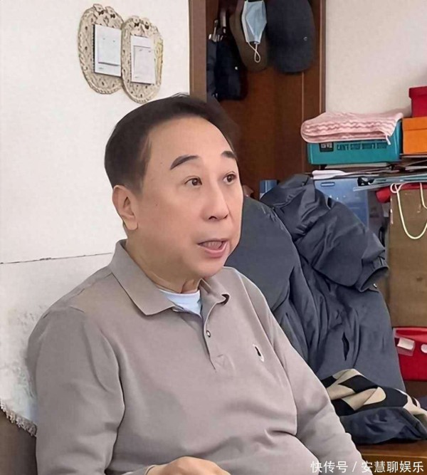 冯巩住老小区，网友猜他落魄，其实他早看透名利场