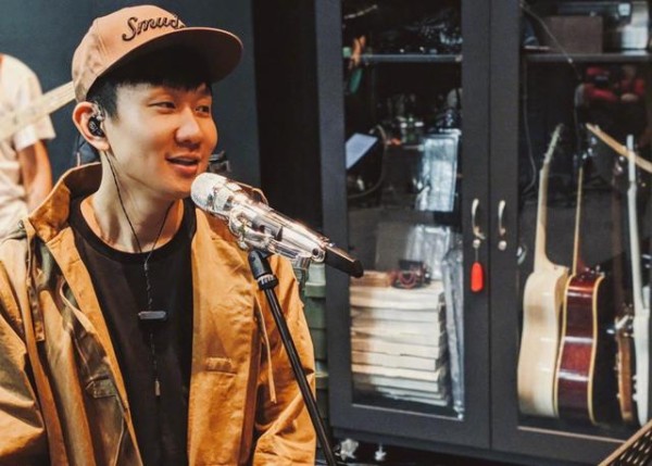 郭冬临跟林俊杰只差一顶假发，感觉毫无违和感，太像了！