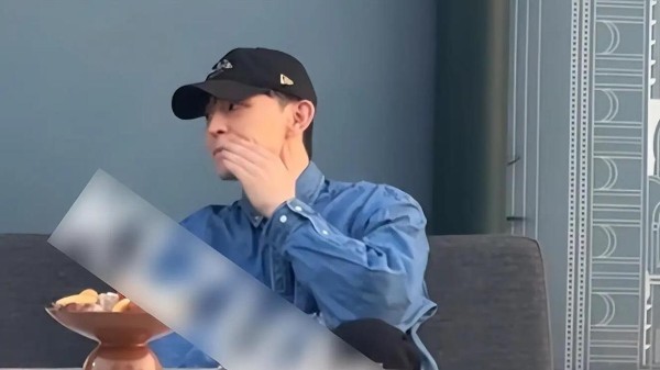 33岁邓伦与经纪人咖啡馆密会，紧张到咬手，复出之路彻底无望？