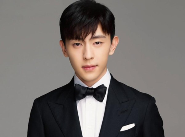 32岁邓伦进组拍戏,衣服起球星味全无,多次被扒割韭菜