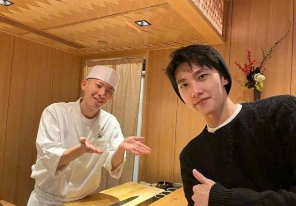 杨洋素颜现身公开场合,网友拍合照晒出超棒状态!