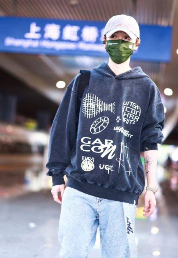 鹿晗故意挽袖子,高调露出新纹身,看到我的新纹身了吗!