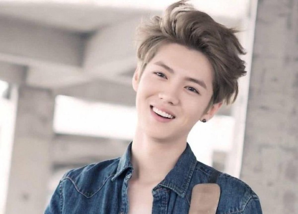 都说鹿晗是当红小鲜肉，看到硬汉帅照，网友：判若两人