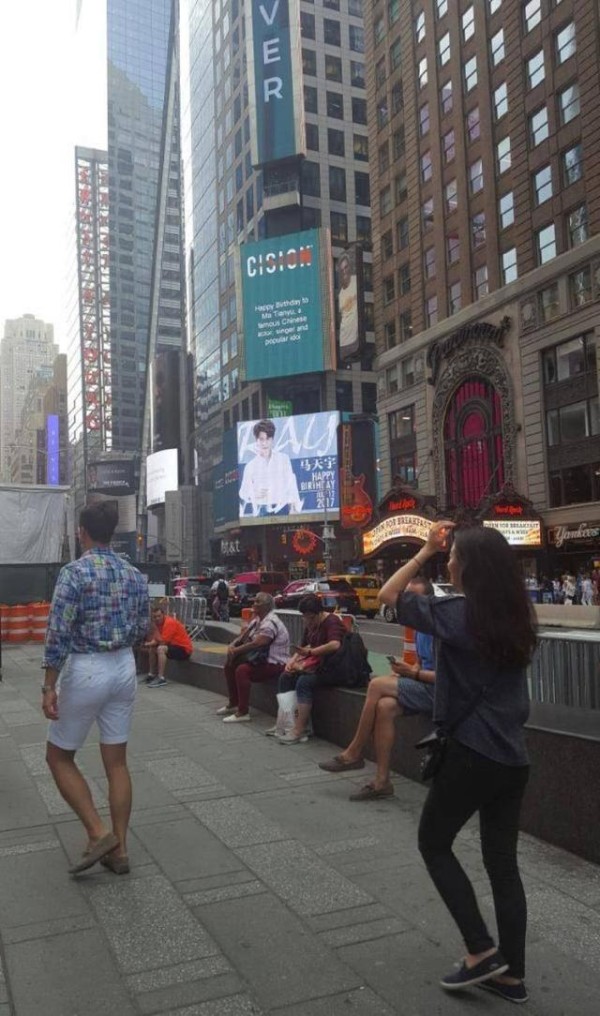 细数被粉丝送上纽约时代广场的明星，TFBOYS、郑爽、朱一龙