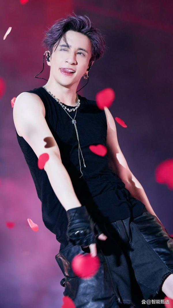薛之谦江苏卫视跨年湿身献唱：用真诚浇灌舞台，以深情打动人心