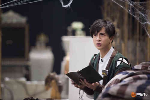 薛之谦卖力表演 (2)