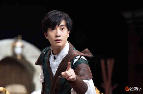 薛之谦卖力表演