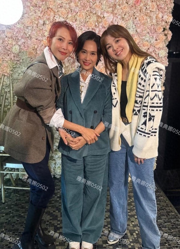 蔡少芬好贴心为了闺蜜朱茵看起来不矮，合影时弯腰屈膝差点没蹲下