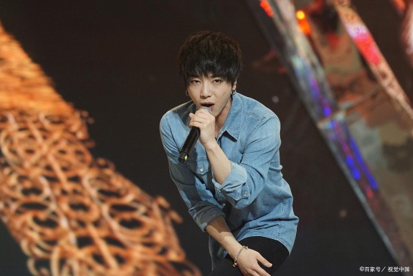 华晨宇 果然人在尴尬的时候会很忙