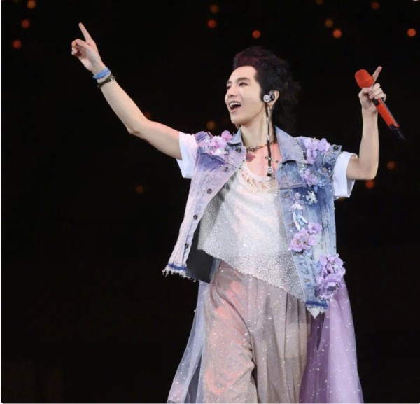 华晨宇一个举动引热议！此前朱丹自曝因此被骗光积蓄