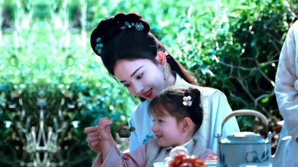 荣筠溪捂女儿耳朵回应祖母批评，细节显母爱