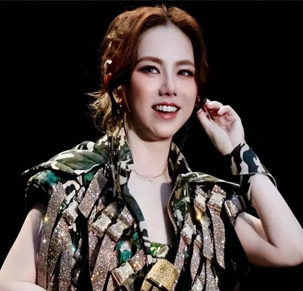 看了32岁邓紫棋的近况，才知道杨幂当年说的那句话有多正确