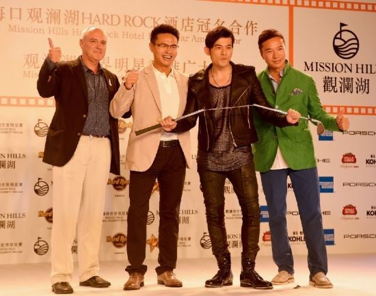 周杰伦展开双节棍推杆