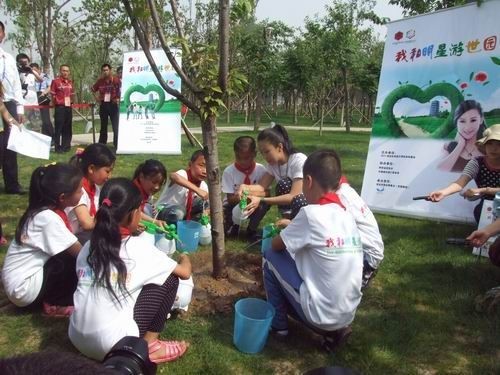苗圃携地震灾区孩子开启“我和明星游世园”
