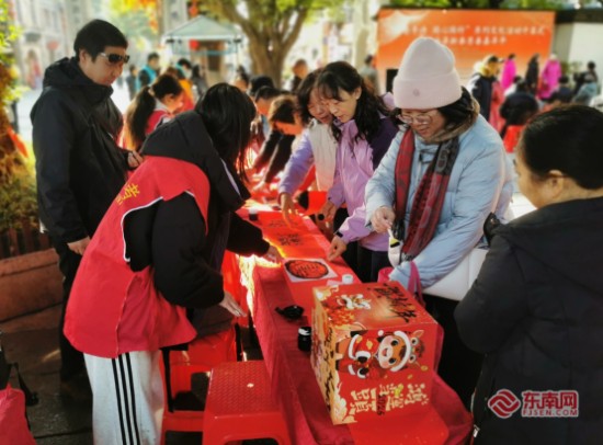 参与者体验拓印“福”字。三坊七巷社区供图