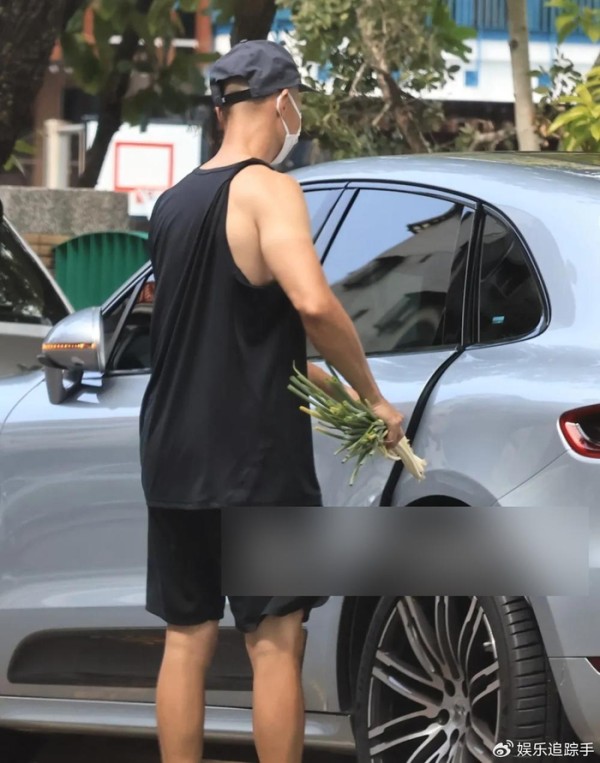 洪天祥真接地气！开百万保时捷买大葱，却因朴实打扮惹人注目