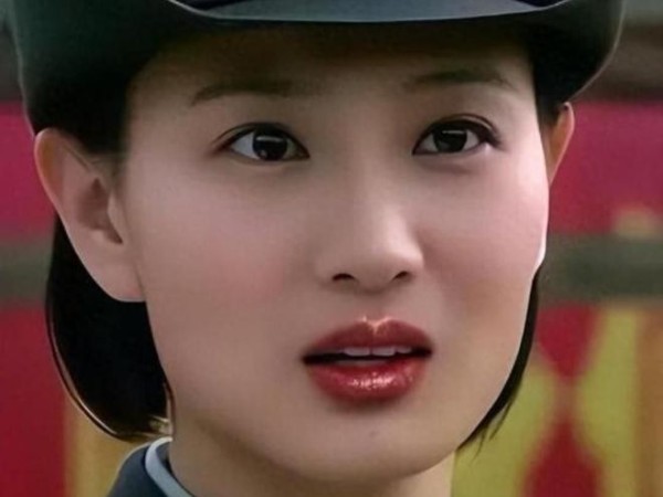 40岁“最美军花”侯梦莎喜得千金，正好是8月1日，老公也是圈内人