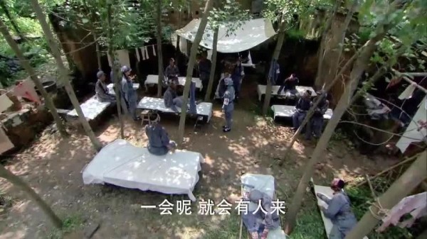 八路部队无法带走受伤战士，每人发2块大洋就地遣散，看哭！