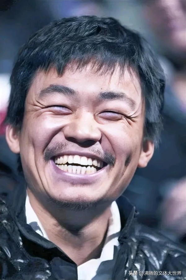 沸腾的体育大世界：王宝强8位家庭成员背景一览

1、王宝强—今年42岁，中国草根演员精神的代表人物。22岁时，因出演天下无贼中的傻根一角而名声大振，曾经凭借《士兵突击》中的许三多一角获得第二十四届中国电视金鹰奖最具人气男演员以及观众最喜爱的电视剧男演员奖，是当今中国演艺圈最受欢迎的一线明星之一。

2、父亲—王银生，河北省邢台市南和县大会塔村人，今年77岁，一位严厉而又传统的乡村老农。年轻时曾当过...