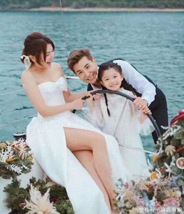 一家三口同框超养眼！陈展鹏平安夜晒照甜度爆表