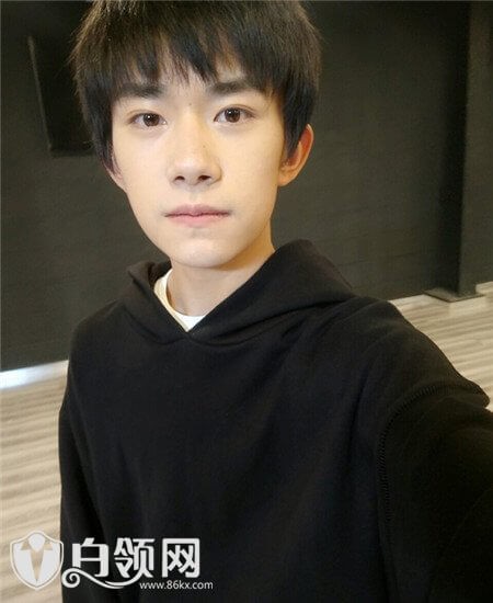 易烊千玺爸爸妈妈是谁 易烊千玺家庭背景及父母照片介绍