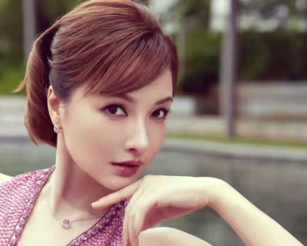 明星家庭动态与职业发展受到密切关注