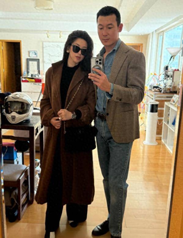 朱珠搂着老公过圣诞!4岁女儿挺小圆肚戴皇冠,岳父母现场夸女婿