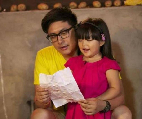 刚刷到视频，李湘王岳伦带女儿王诗龄现身街头，父母陪伴画面温馨亲切，引发网友关注讨论