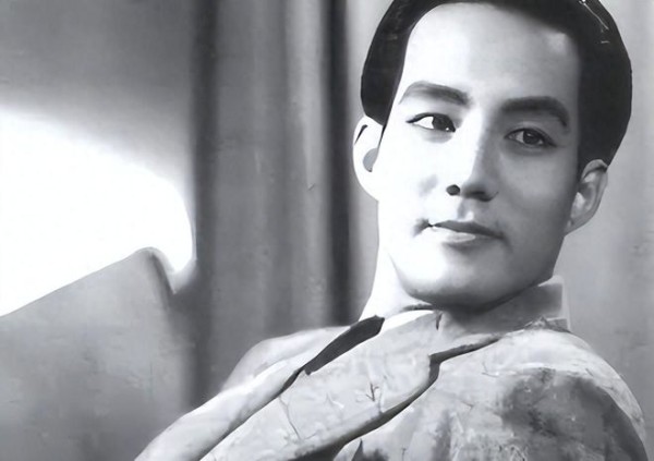 带三个儿子嫁大明星,40年恩爱却不被继女待见,今终于露出真面目