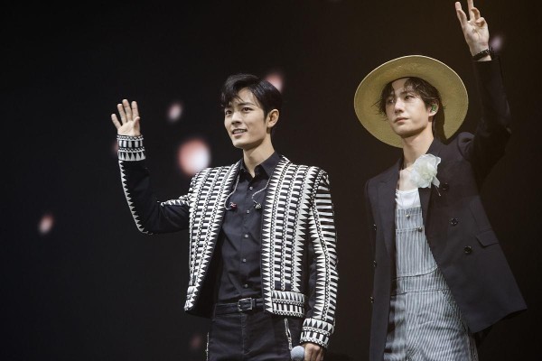 王一博肖战领衔跨年晚会,流量大战背后的商业密码