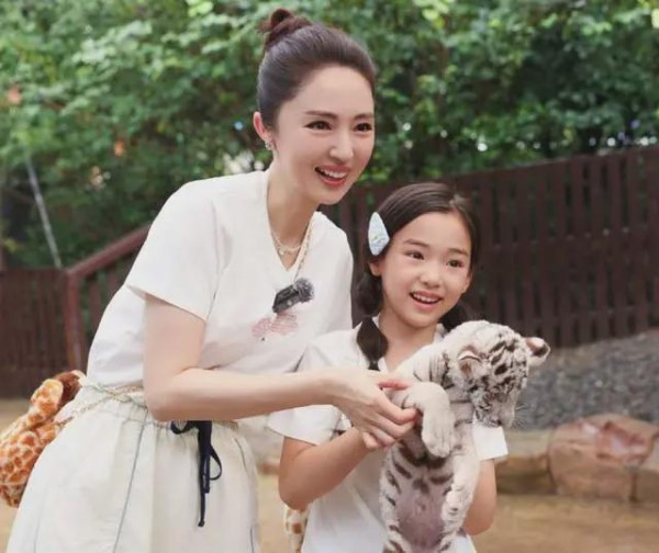 合作方曝董璇当年救夫窘境,20万接杂牌代言,二胎疑流产身心俱疲