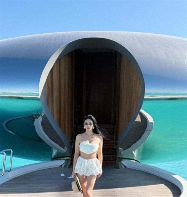 38岁的张雨绮，最近在沙滩上晒了组没P过的素颜比基尼照，高清镜头下，腹部的妊娠纹一清二楚， 结果你猜怎么着？