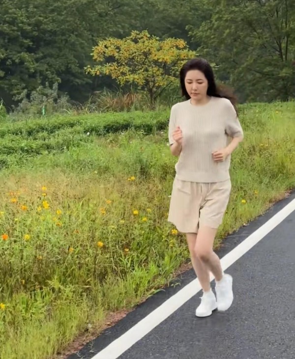 专业财经掌灯人:镜头怼到小腿肌肉的瞬间。
曾黎的跑步机配速显示8.0,但脚踝落地的角度是静止的——她在空中悬停了0.3秒。
评论区炸了:“假跑姐,带货前戏是吧?
”
这不是个例。
横店今年冷得像停尸房。
第三季度开机率暴跌40%,酒店大堂坐满了刷抖音的“前演员”。
他们的焦虑有具体形状:手机屏幕上,直播后台的GMV数字,和空空如也的试镜日程表。
张庭的微商帝国塌方时,贾乃亮正对着镜头哽咽卖酒。
信...