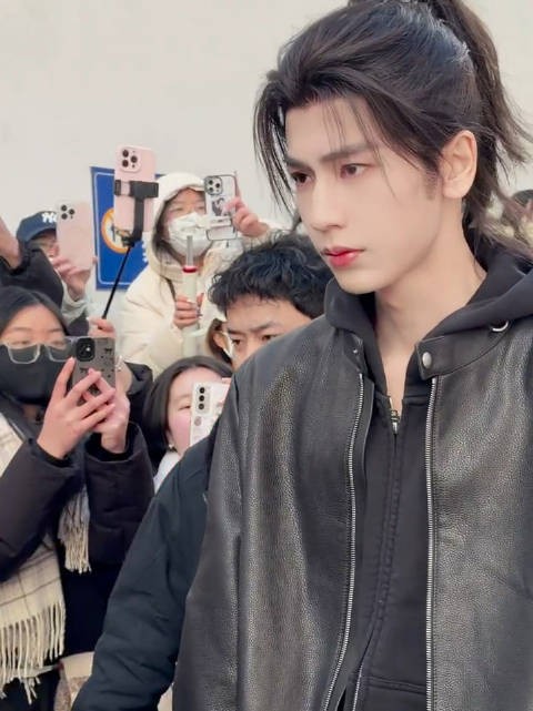 张凌赫今日上班路透 踩着节奏就帅帅的走出来了