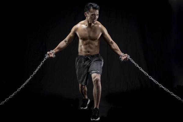 85岁肌肉男王德顺，身体素质如同50岁，健身真的能延缓衰老吗？