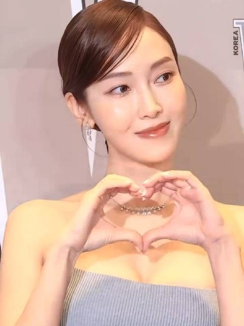 “冰山公主”和少女时代的她感觉变化有点大，郑秀妍参加活动红毯造型