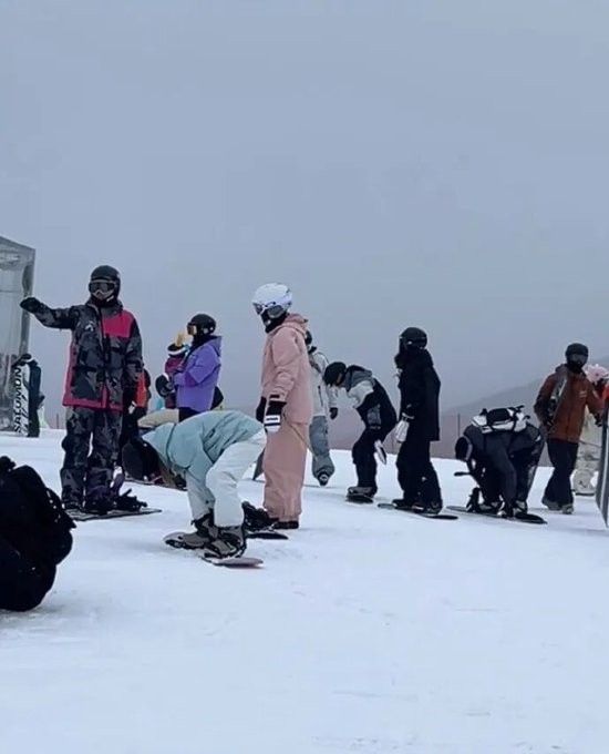 网友偶遇贾玲与张小斐结伴滑雪，当日恰逢张小斐40岁生日，主动与网友搭话，毫无明星架子