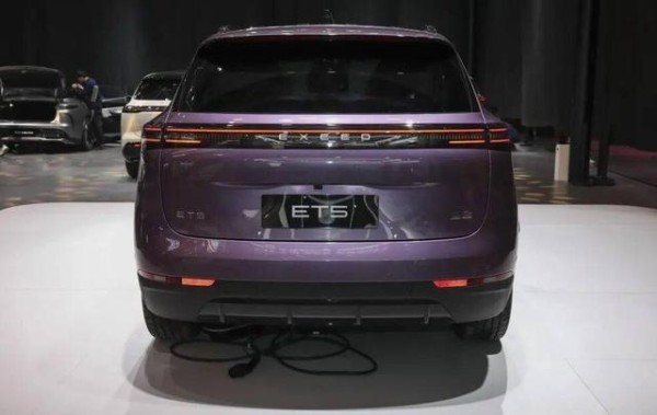 低价不低配，星途 ET5 的 1.5T 增程器560TOPS 算力真能兼顾体验与成本？奇瑞系供应链加持，星途 ET5 的低价策略其他品牌真的跟不起吗？-有驾