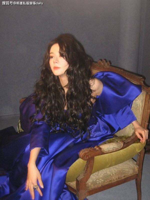 迪丽热巴依旧美的很权威！一袭宝石蓝泡泡袖长裙搭羊毛卷，惊艳了