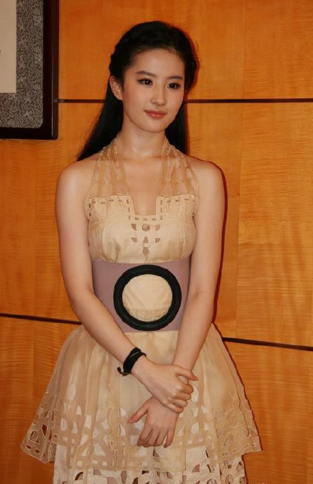 刘亦菲礼服并非山寨