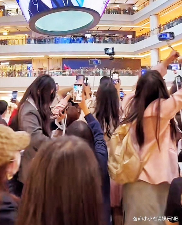 上海：王俊凯商场参加活动，穿白色西装一表人才，“好多人围观”